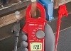 Multimeter top triedy Benning CM8 preverí aj motory